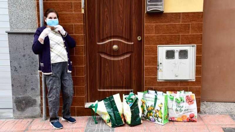 Una vecina de Telde acude a la entrega de comida procedente del Banco de Alimentos